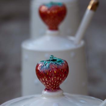 Press-moulded strawberry