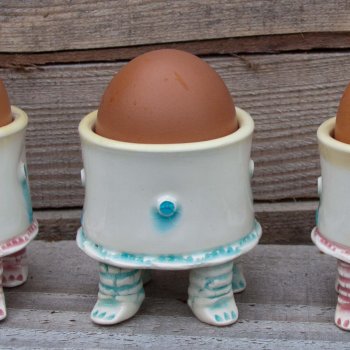 Blue-footed walking eggcups